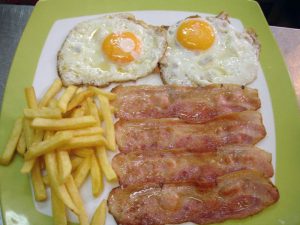 plato combinado huevos patatas y bacon