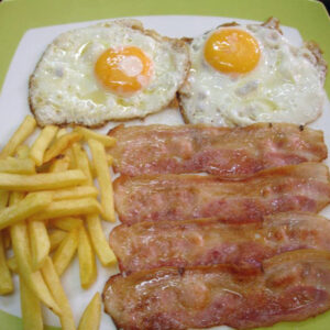 plato combinado huevos patatas y bacon